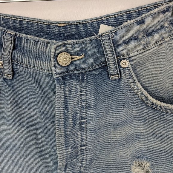 Women's size 6 Distressed Shorts - Picture 6 of 8